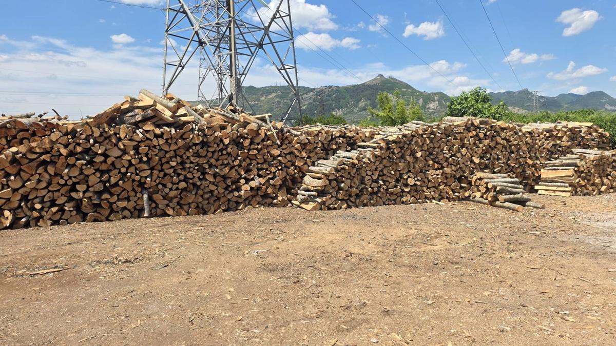 Cataste di legna all'aperto nel deposito di Volla