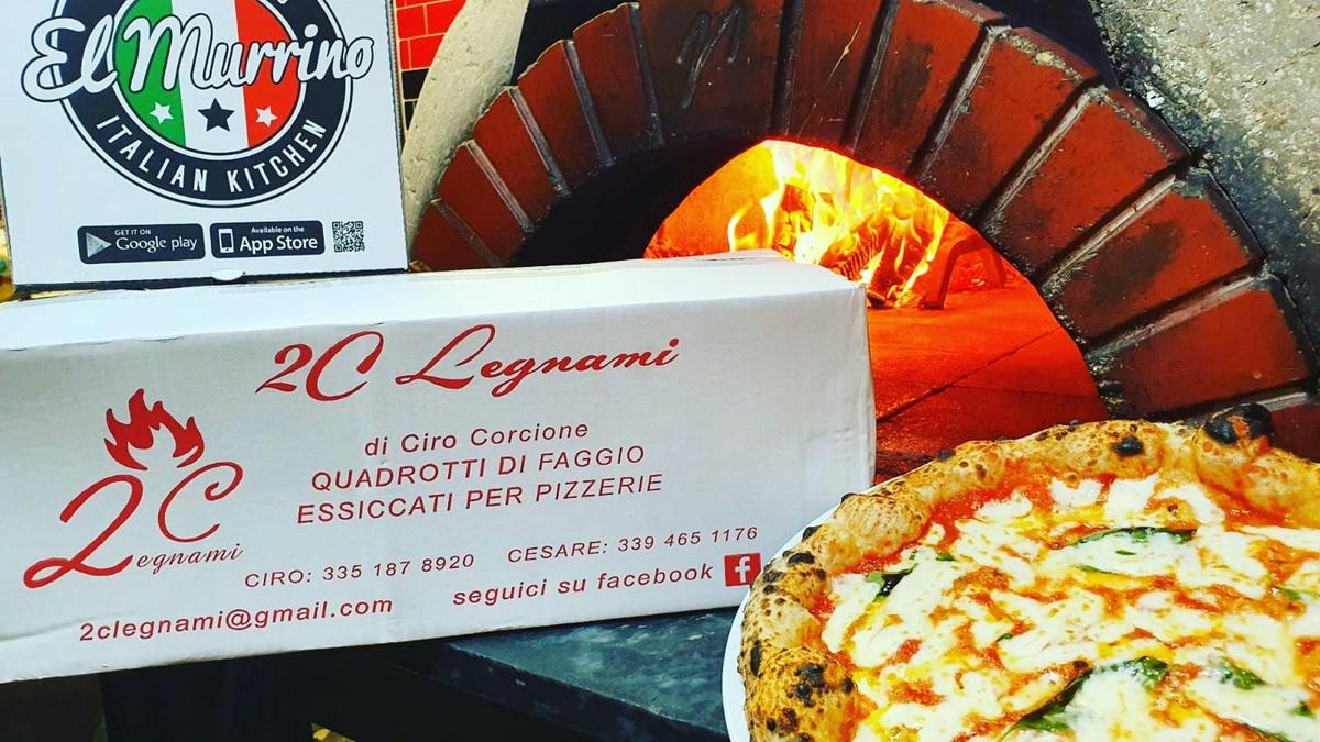 Pizza napoletana accanto alla scatola 2C Legnami